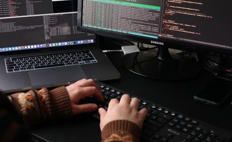 how does the dark web work